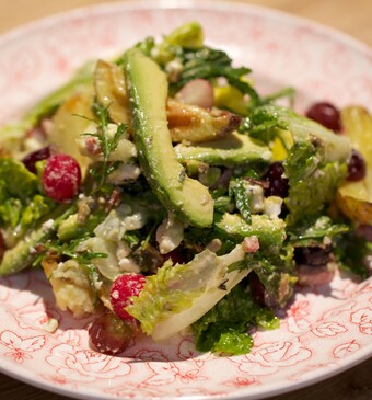 Goed gevulde avocadosalade