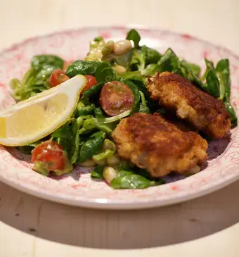 Viskoekjes met avocadosalade