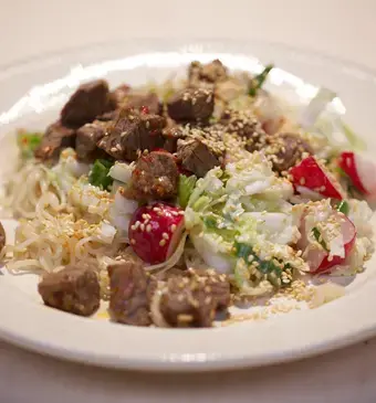 Pittige biefstukpuntjes met Chinese rauwkostsalade