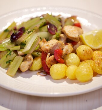 Cajunkip met gebakken bleekselderij en druiven