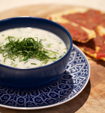 Yoghurtsoep met wraps ‘toast’