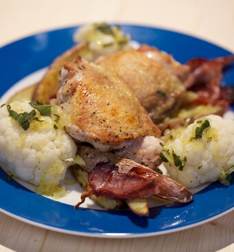 Kippendijen met rauwe ham en salie