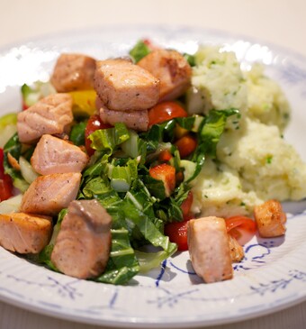 Paksoi-zalmsalade met smeuïge aardappelpuree