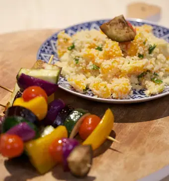 Groentekebab met couscoussalade