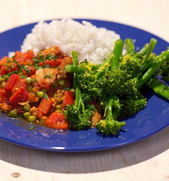 Kippendijenstoof met gegrilde paprika