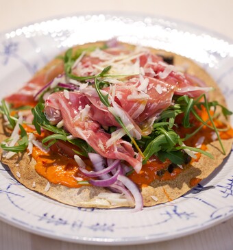 Tortilla-pizzasalade met rode paprikasaus