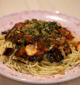 Aubergine uit de oven met knapperige spaghetti