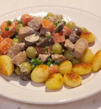 Romige champignon-druivenschotel