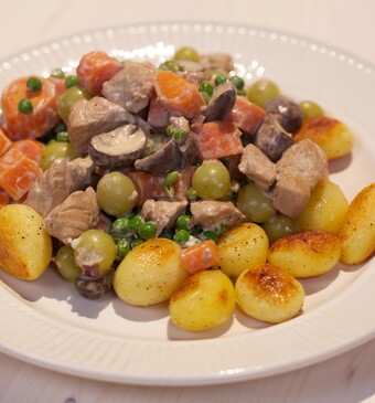 Romige champignon-druivenschotel