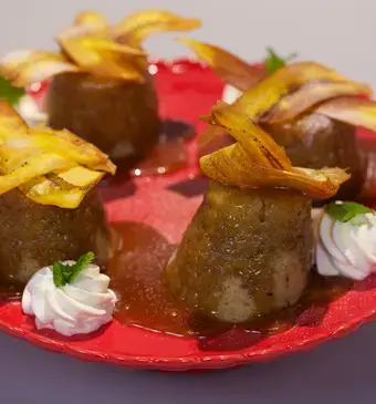 Warme bananenpudding met karamelsaus