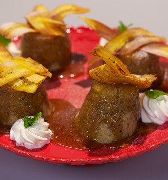 Warme bananenpudding met karamelsaus