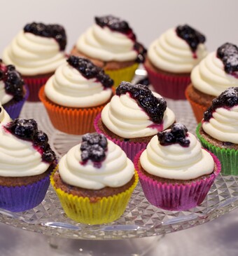 Rood fruit-cupcakes met roomkaas
