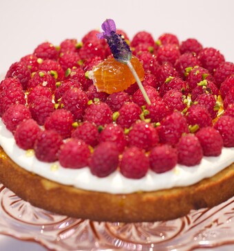 Honing-lavendeltaart met frambozen