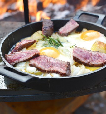 Wagyurund op buitenvuur met aardappel, ui en ei