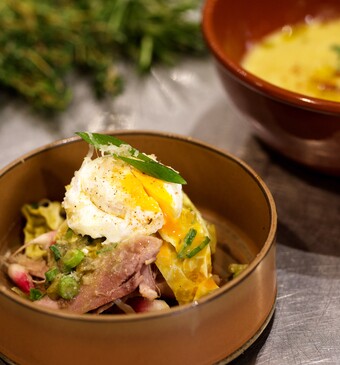 Erwtensoep & rilette van erwtensoep met gepocheerde eitjes en kappertjes