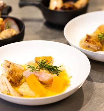 Kip met hele knolselderij en hele pompoen