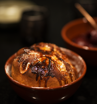 Zoete brioche met gegaarde peer en karnemelk vanillesaus