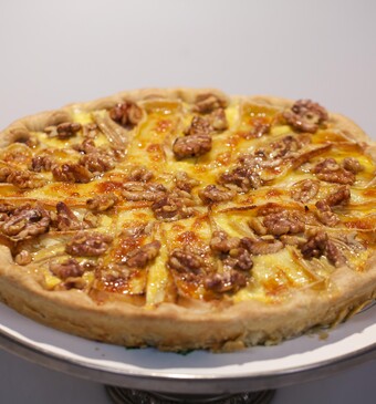 Peren-brietaart met walnoten en honing