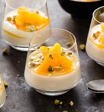 Midden-Oosterse melkpudding met gekonfijte mineola, pistachenootjes en vanille