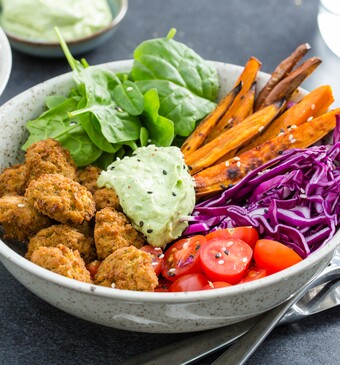 Falafelbowl met zoete aardappel, rode kool en avocado-korianderdressing