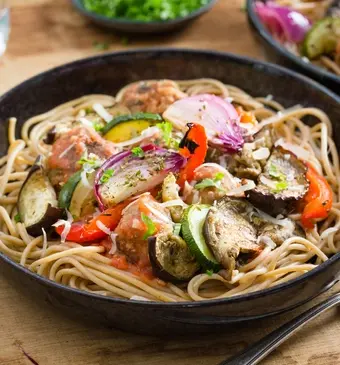 Spaghetti met saus van geroosterde groenten en gehaktballetjes
