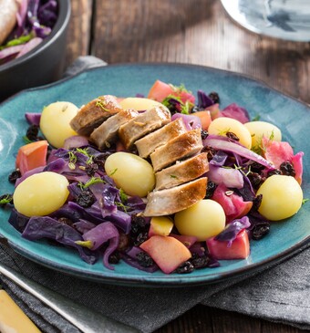 Winters pannetje met rode kool, krieltjes, saucijsjes, appel en venkel