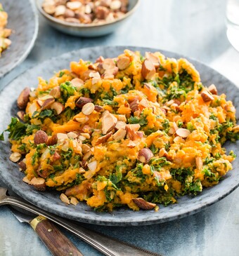 Zoete-aardappelboerenkoolstamppot met gerookte amandelen en spekjes