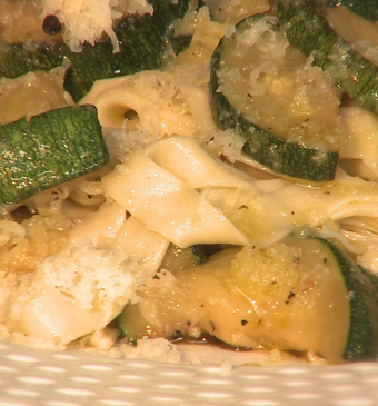 Zelfgemaakte pasta met gebakken courgette en pecorino pepata
