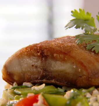 Gefrituurde meerval met roergebakken komkommer, ui en zoetzure saus