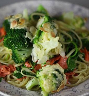 Linguine met gerookte zalm en rucola