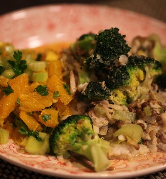 Rode vrolijke kokoscurry met rijst