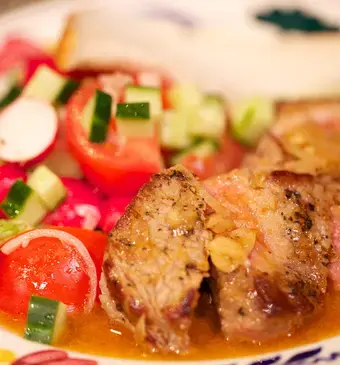 Biefstuk met brood, jus en salade