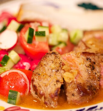 Biefstuk met brood, jus en salade