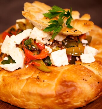 Pikante groente in Turks brood