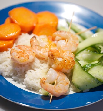 Garnalenspiesjes met komkommerslangen