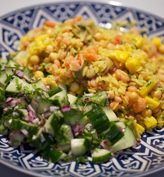 Saffraanrijst met garnalen en kikkererwten