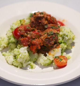 Groentestamp met balletjes in tomatensaus