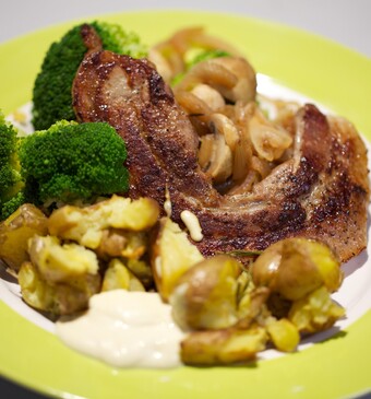 Krokante speklapjes met geplette krieltjes