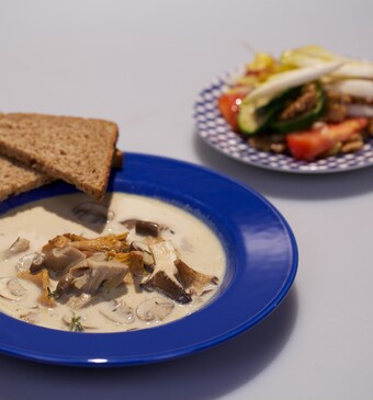 Romige paddenstoelensoep met gegrilde courgettesalade