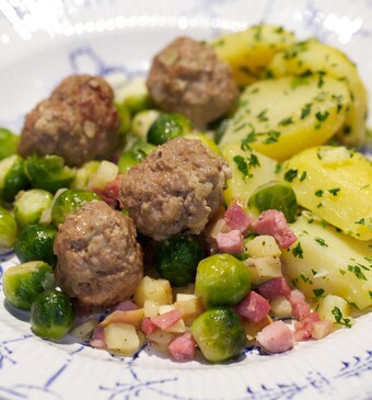 Spruitige kindervrienden met gehaktballen