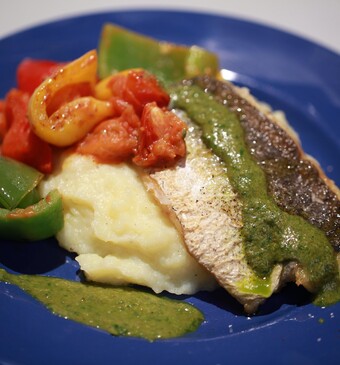 Schelvis met salsa verde en peperonata
