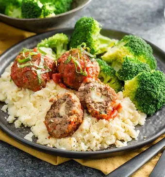Aardappelpuree met broccoli en gehaktballetjes in tomatensaus met een verrassing (mozzarellakern)
