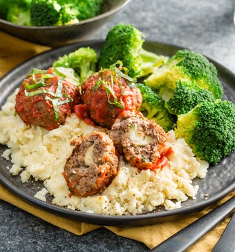 Aardappelpuree met broccoli en gehaktballetjes in tomatensaus met een verrassing (mozzarellakern)