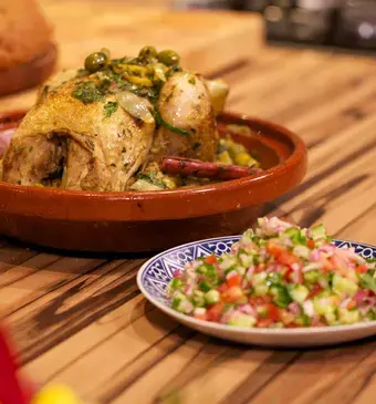Marokkaanse kiptajine met Marokkaanse komkommersalade