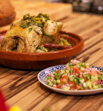 Marokkaanse kiptajine met Marokkaanse komkommersalade