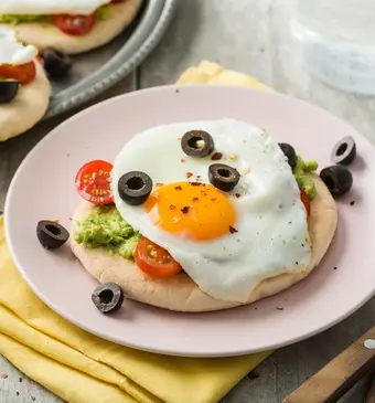 Ontbijtpizza met avocado en spiegelei