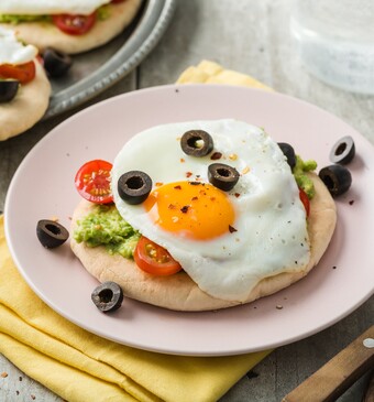 Ontbijtpizza met avocado en spiegelei