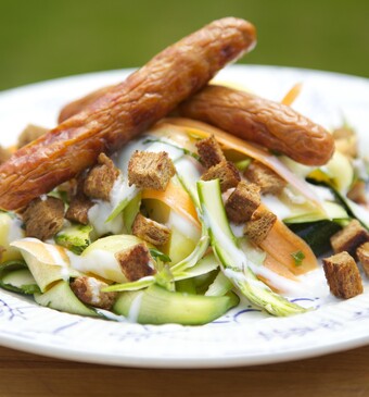 Wortel-aspergesalade met merquezworstjes