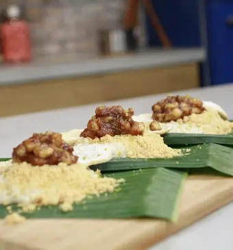 Rijstepapdessert met 5-spice kroepoek en kemiricrumble
