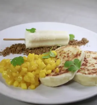Kulfi met melkchocoladecrumble, mangocompote en naanbrood